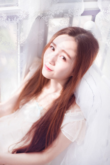 坐在他的腿上把内裤蹭到一边